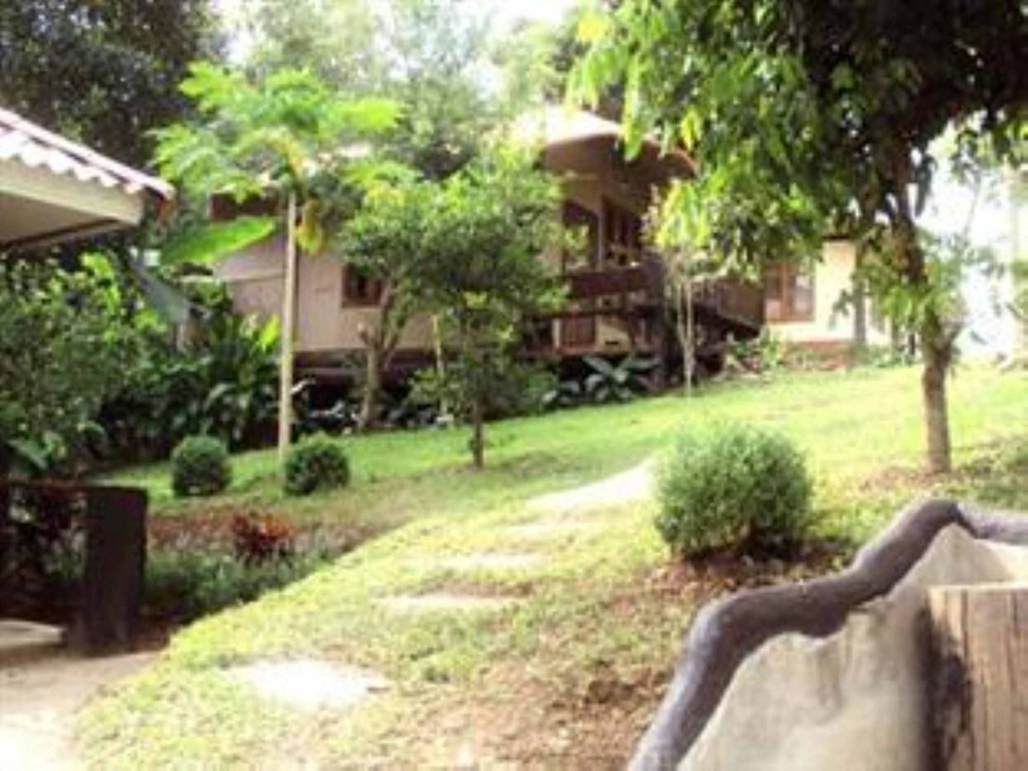 Hotel Baanphuthadol Mae Hong Son Exterior foto