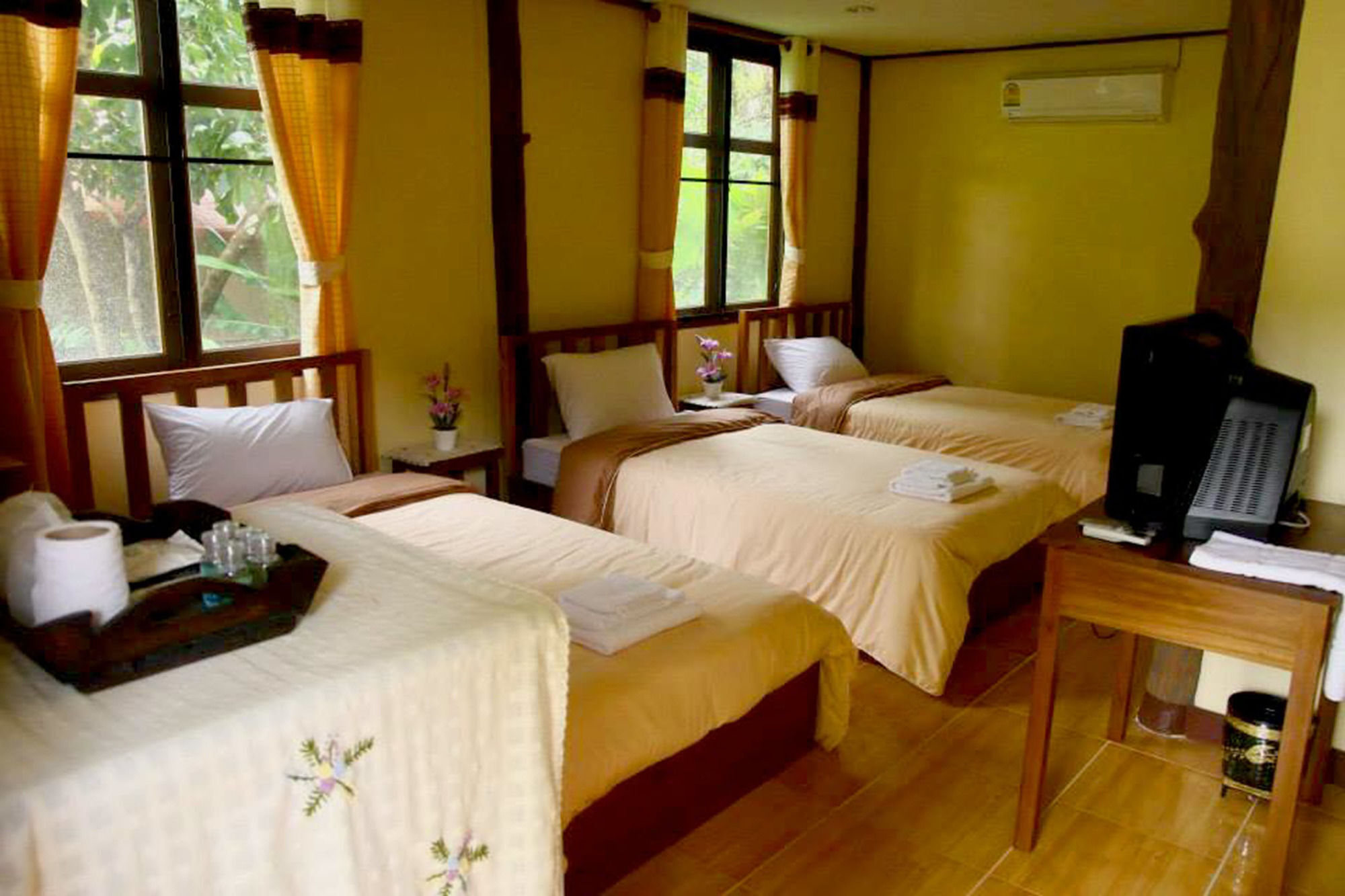 Hotel Baanphuthadol Mae Hong Son Exterior foto